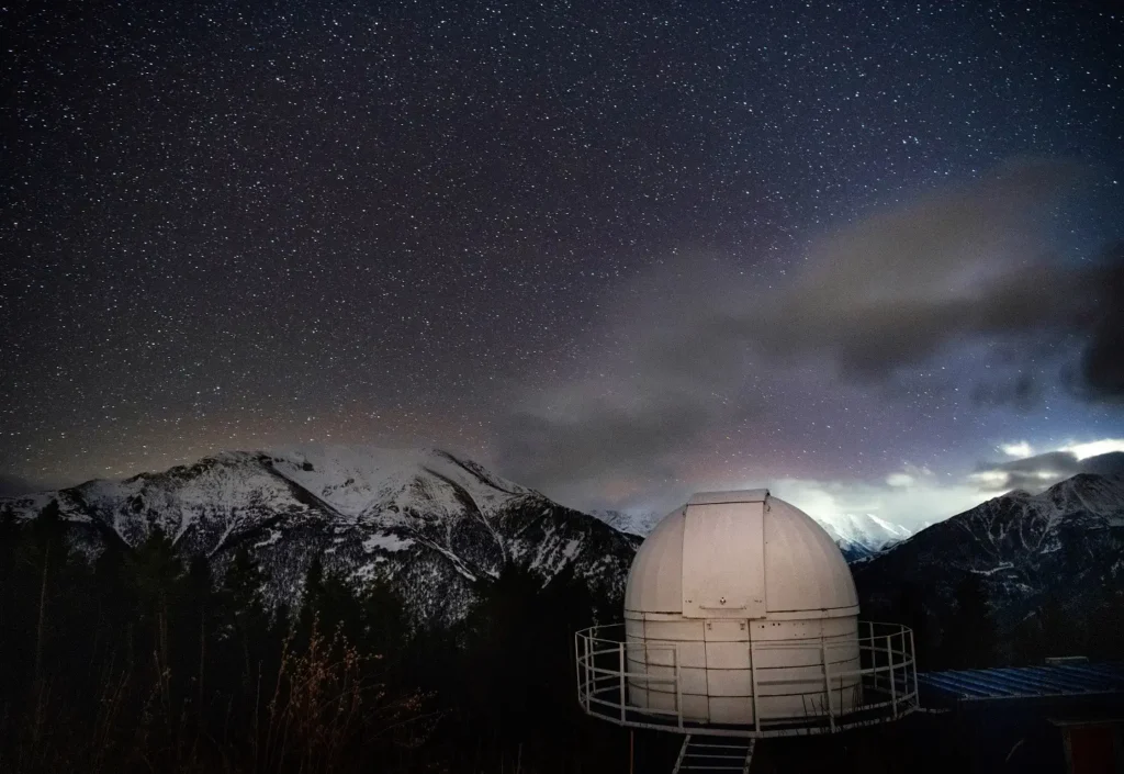 Observatoire télescopique sous un ciel étoilé